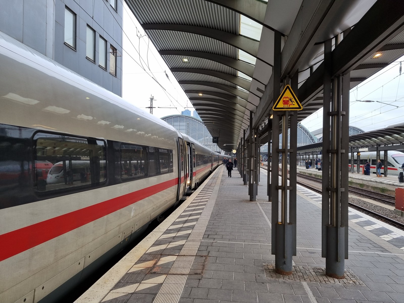 Ein weißer ICE mit rotem Streifen am Bahnsteig im Frankfurter Hauptbahnhof